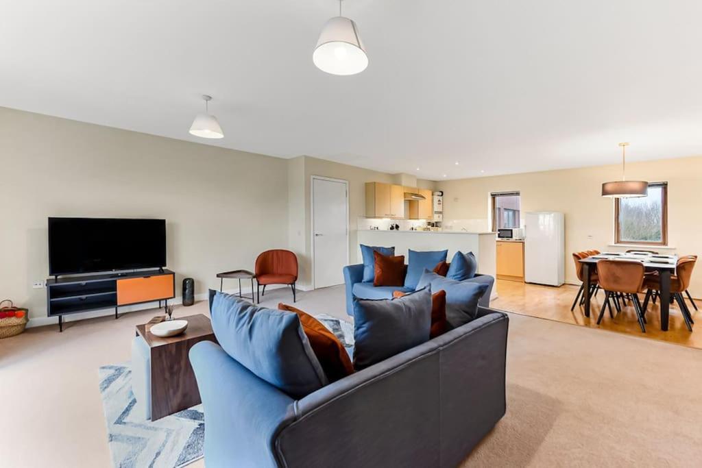 Large Group & Contractor Booking! Duplex W/Parking Milton Keynes Exterior photo